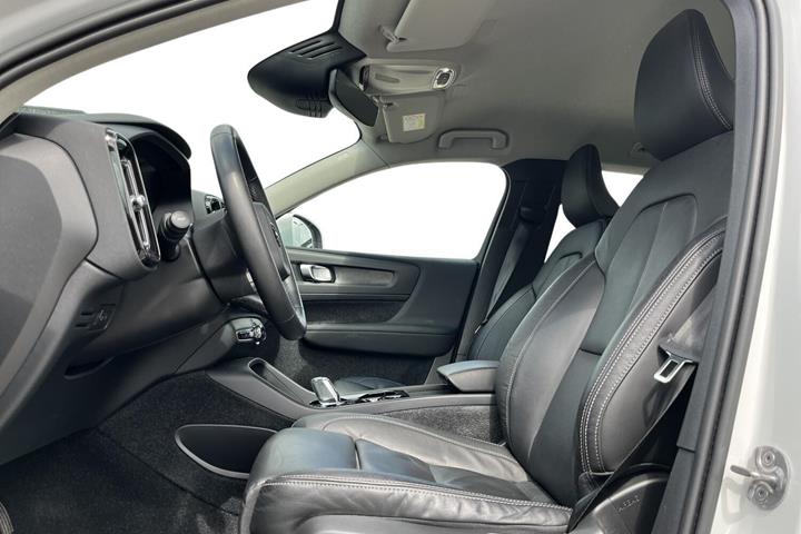 Hvid Volvo XC40 fra 2023