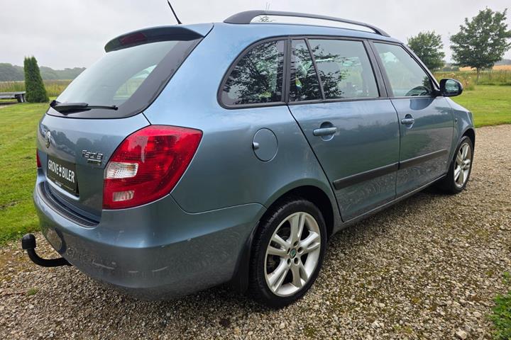 Gul Skoda Fabia fra 2008