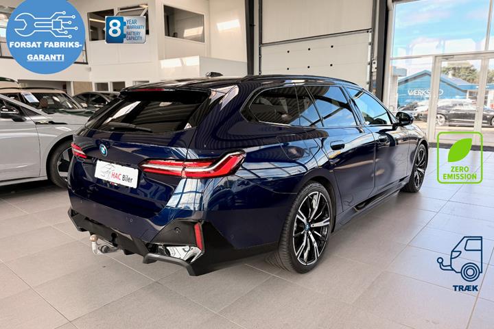 Blå BMW i5 fra 2025