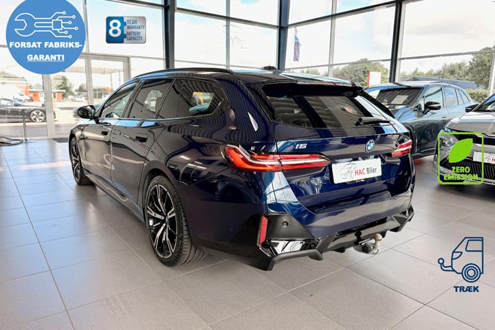Blå BMW i5 fra 2025