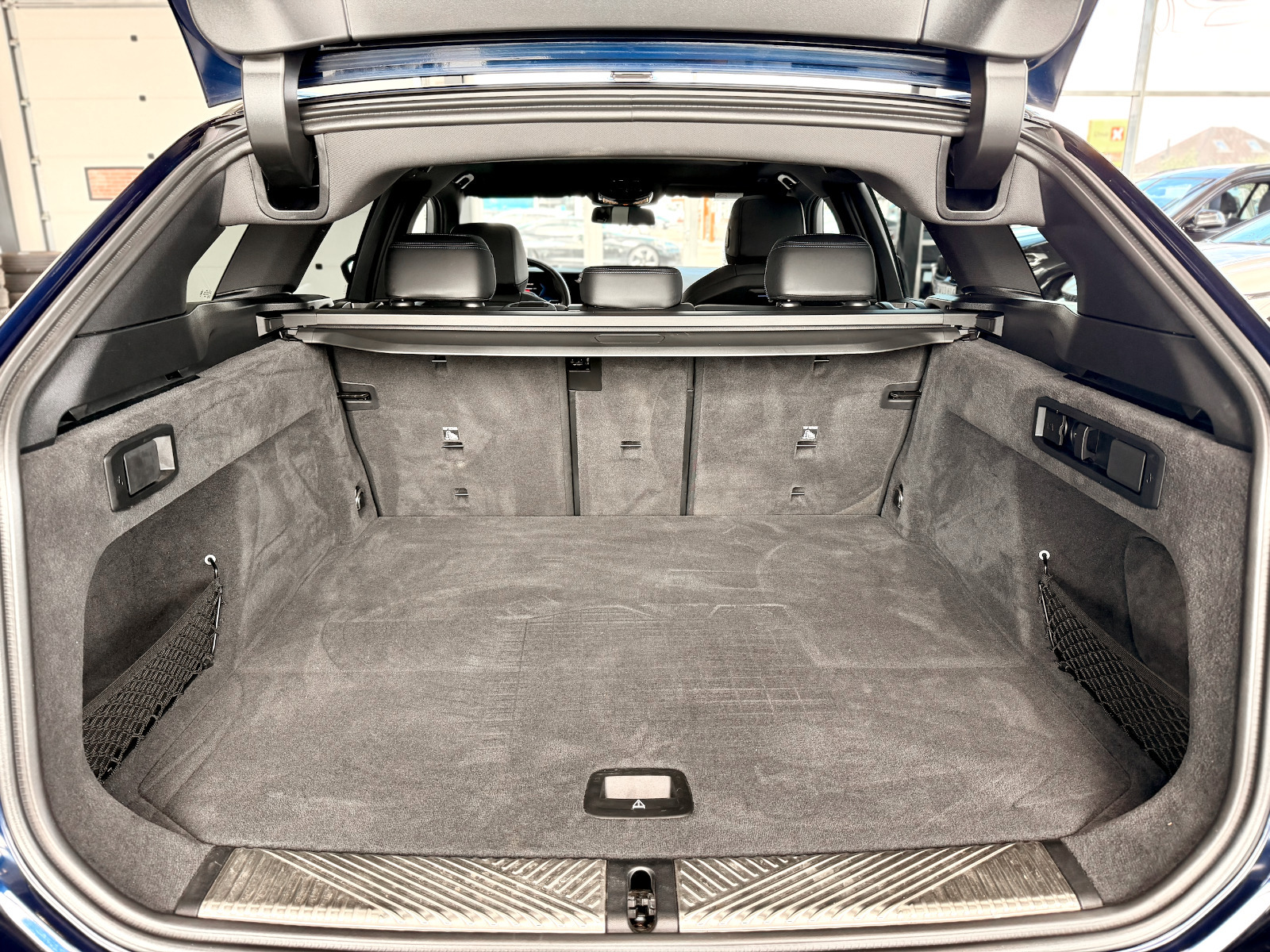 Blå BMW i5 fra 2025