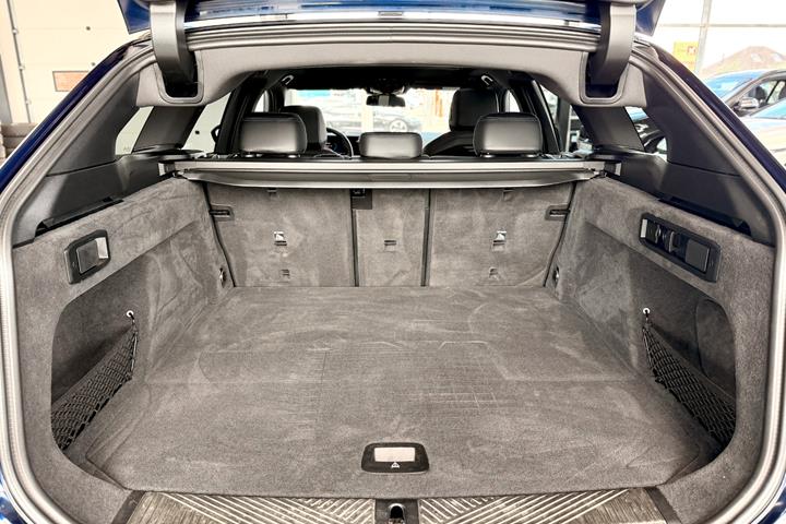 Blå BMW i5 fra 2025