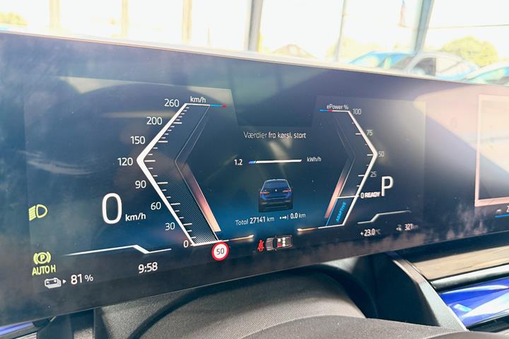 Blå BMW i5 fra 2025