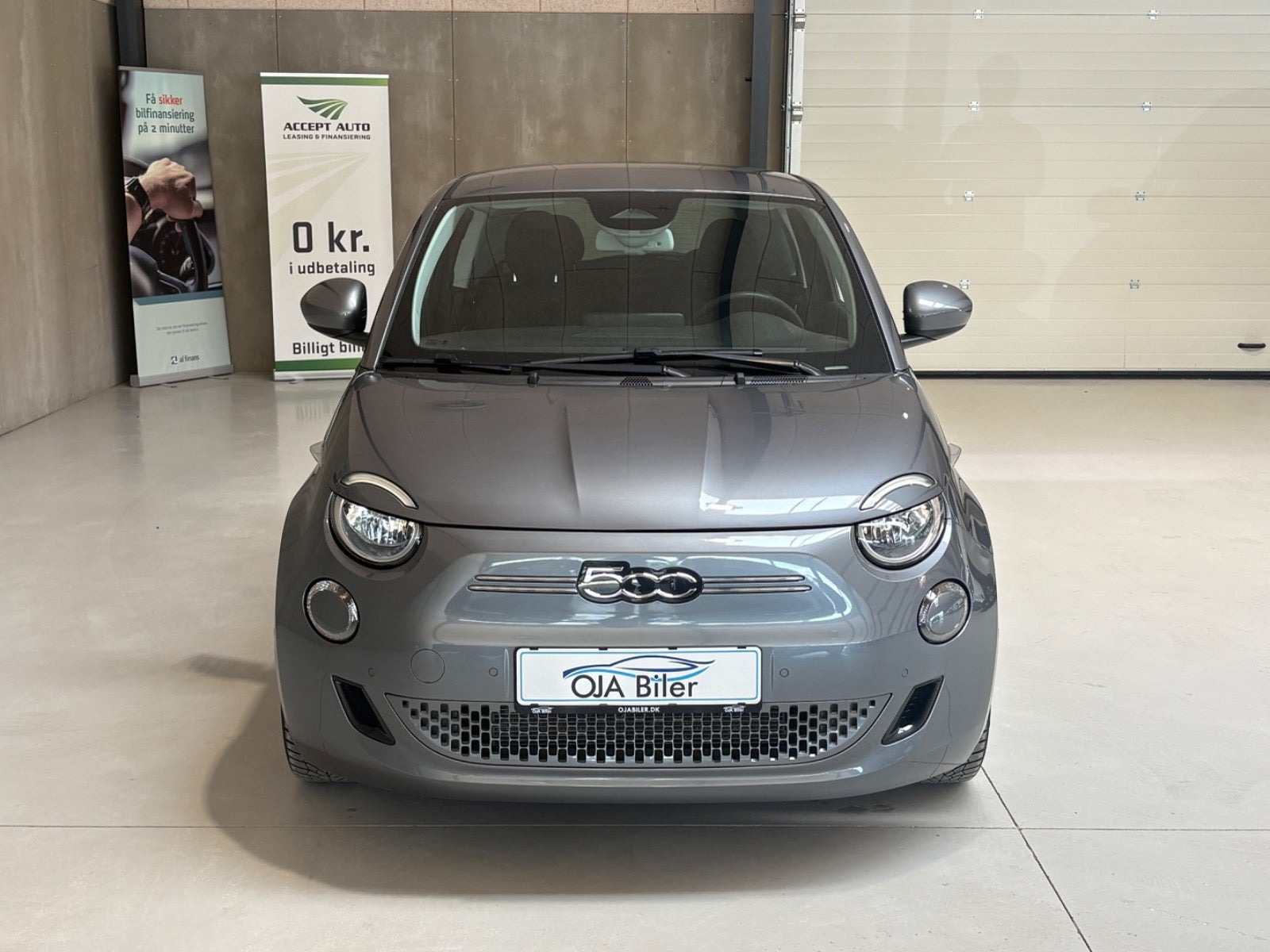 Grå Fiat 500e fra 2023