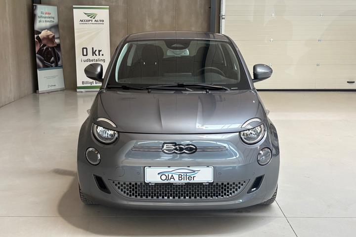 Grå Fiat 500e fra 2023