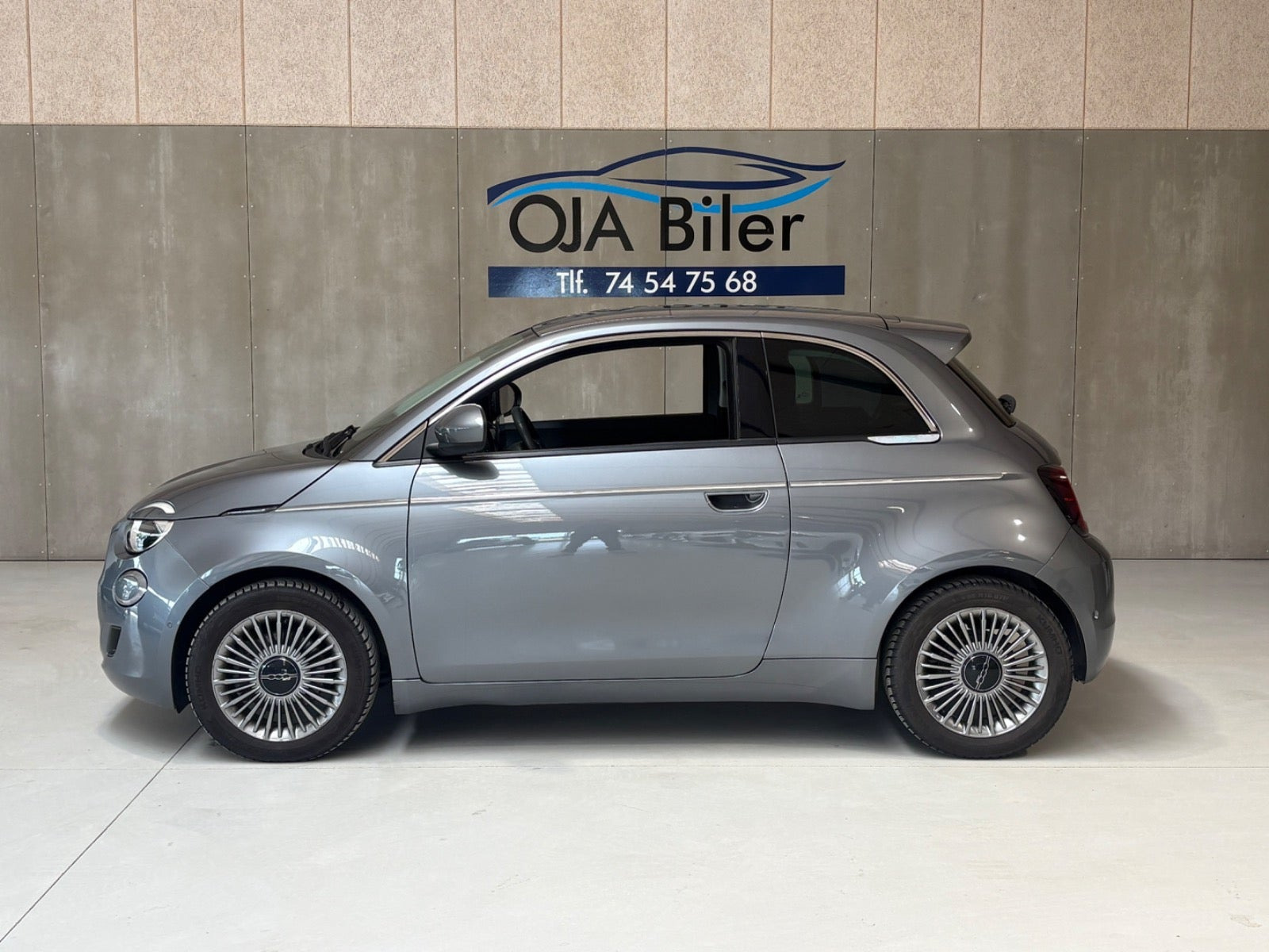Grå Fiat 500e fra 2023