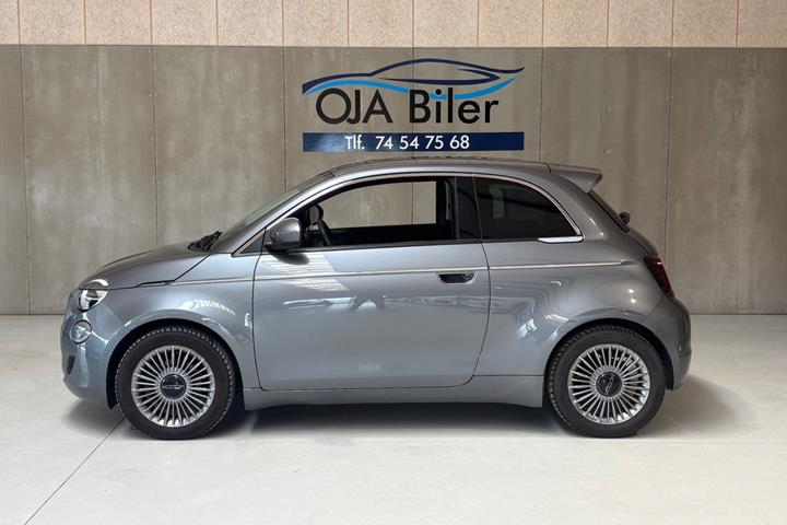 Grå Fiat 500e fra 2023