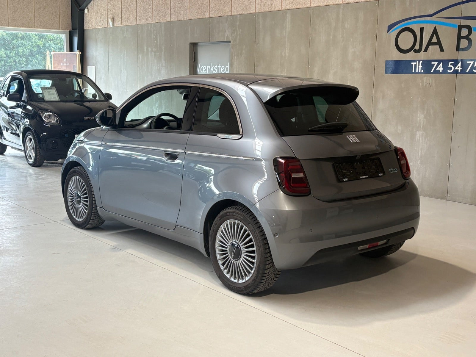 Grå Fiat 500e fra 2023