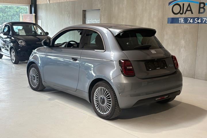 Grå Fiat 500e fra 2023