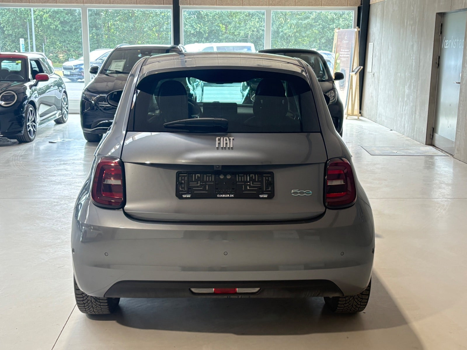 Grå Fiat 500e fra 2023