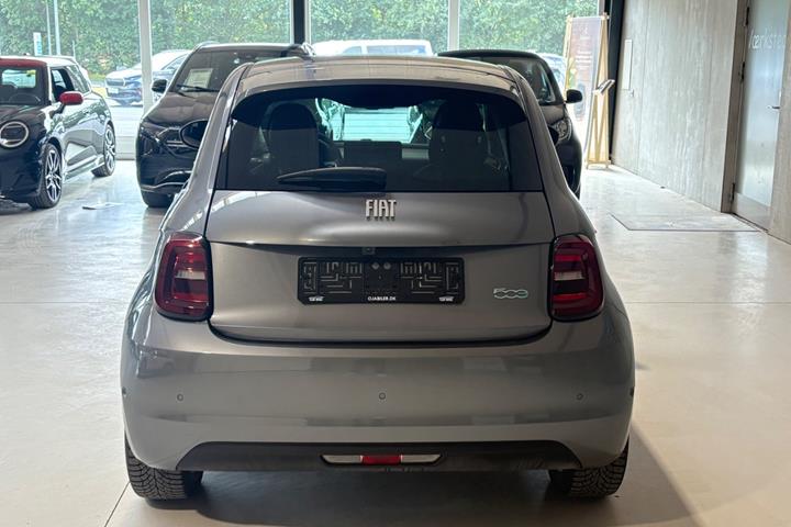 Grå Fiat 500e fra 2023