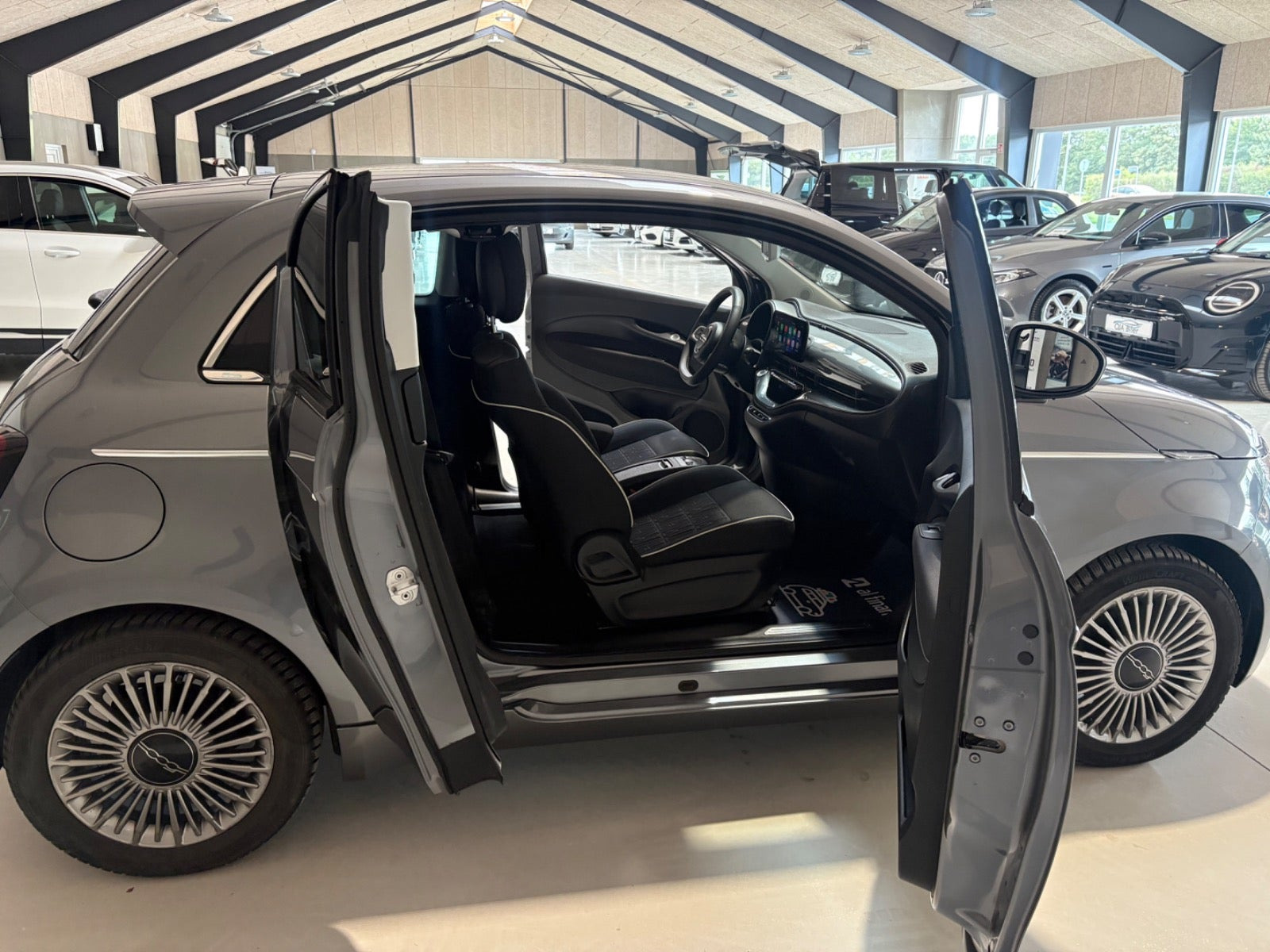 Grå Fiat 500e fra 2023