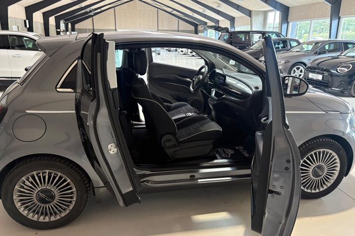 Grå Fiat 500e fra 2023