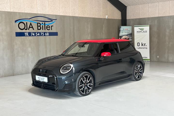 Grå Mini Cooper SE fra 2024 set udefra