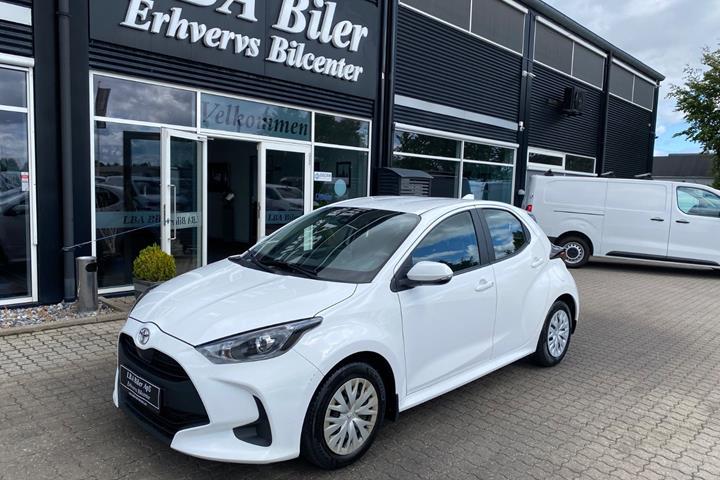Hvid Toyota Yaris fra 2023