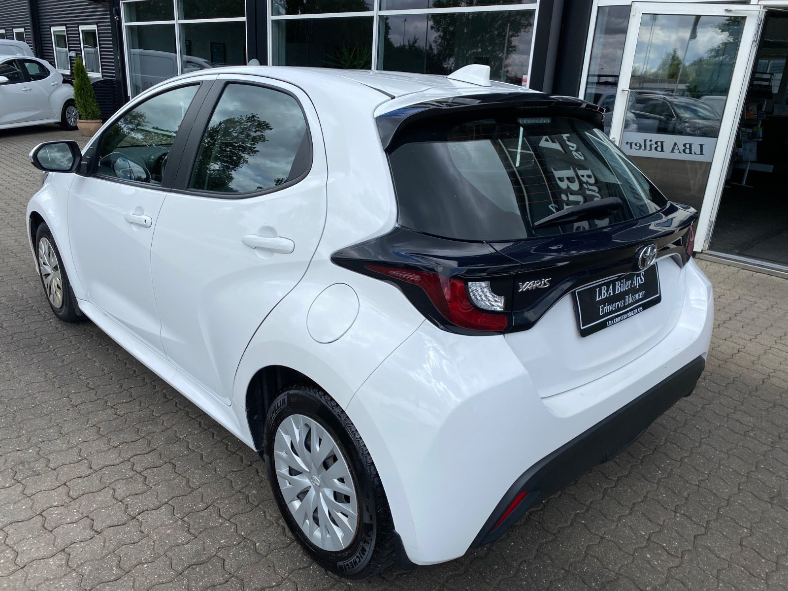 Hvid Toyota Yaris fra 2023