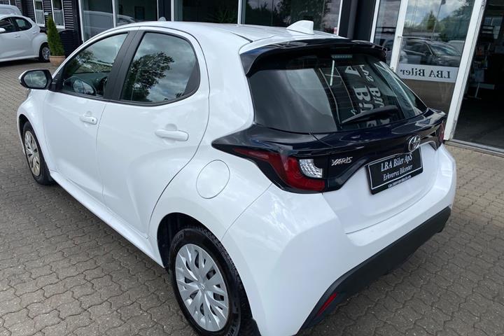 Hvid Toyota Yaris fra 2023