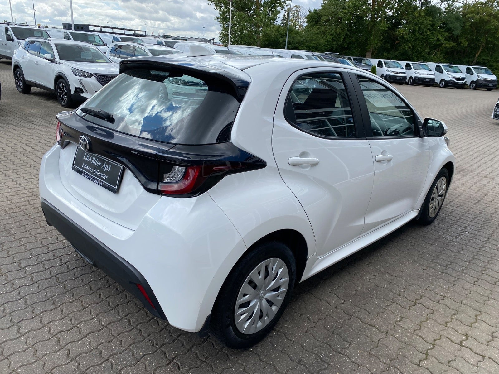 Hvid Toyota Yaris fra 2023