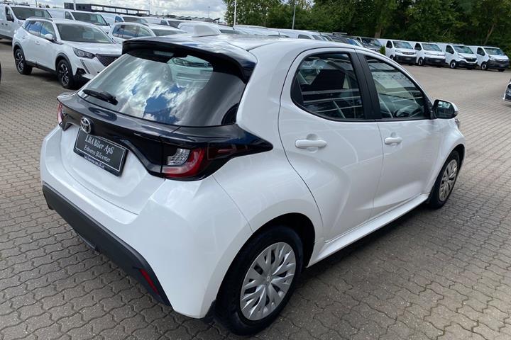 Hvid Toyota Yaris fra 2023