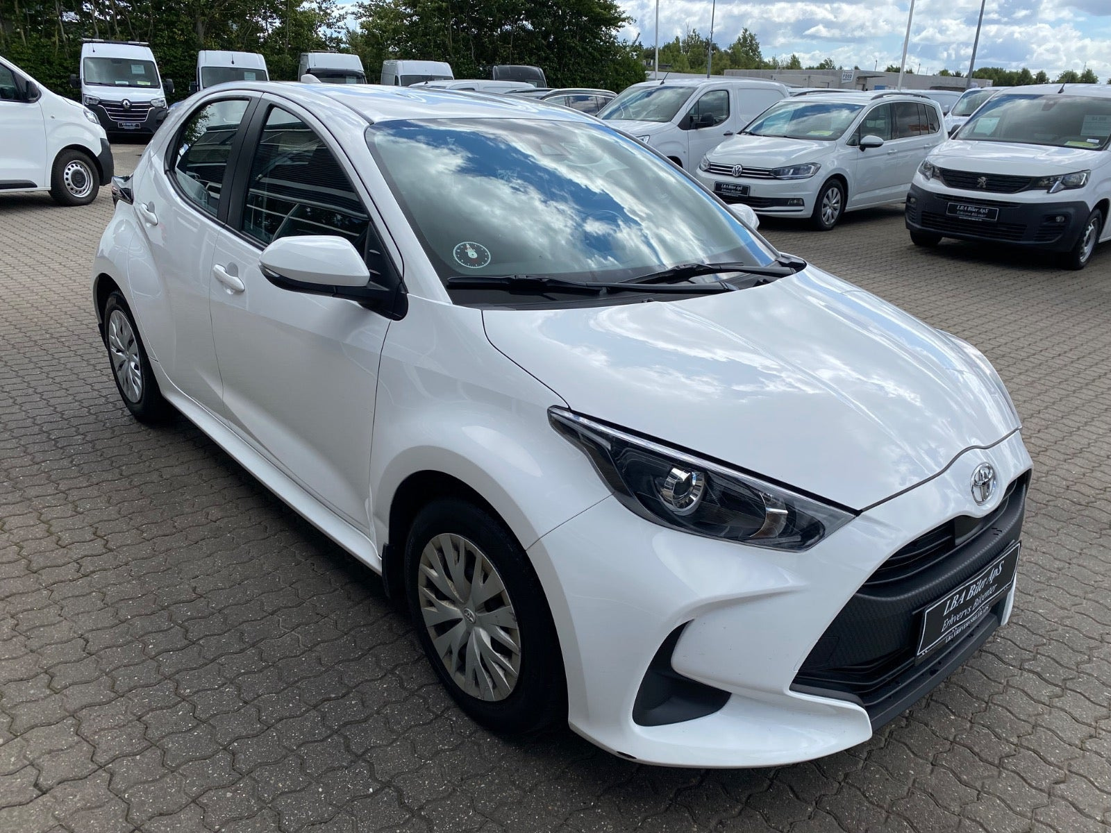Hvid Toyota Yaris fra 2023