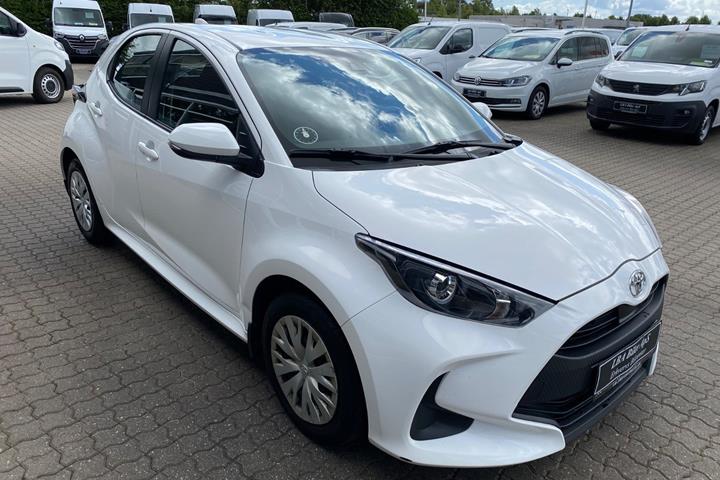 Hvid Toyota Yaris fra 2023