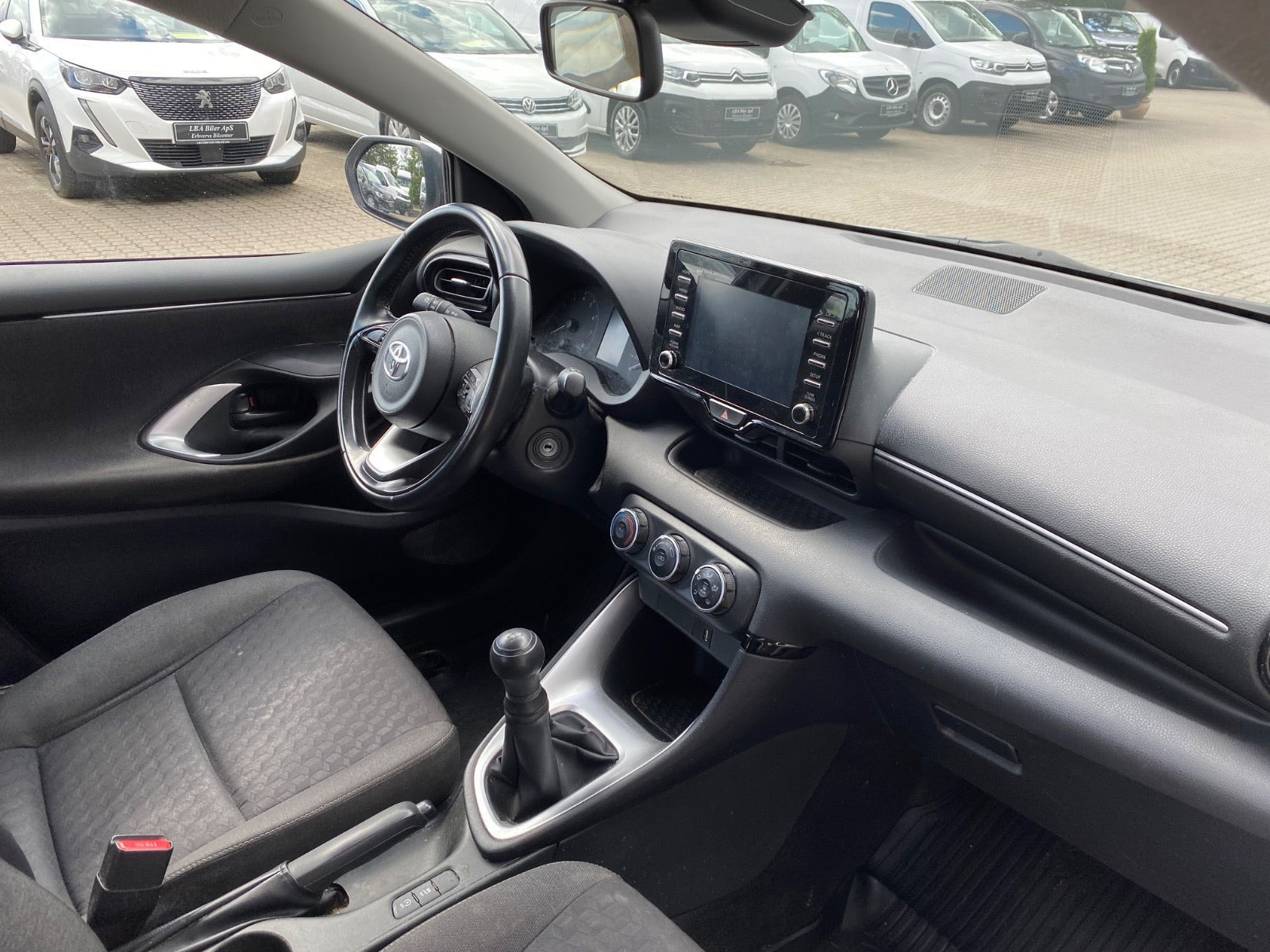 Hvid Toyota Yaris fra 2023