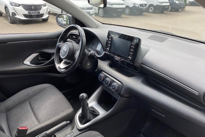 Hvid Toyota Yaris fra 2023