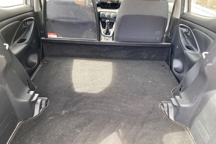 Hvid Toyota Yaris fra 2023