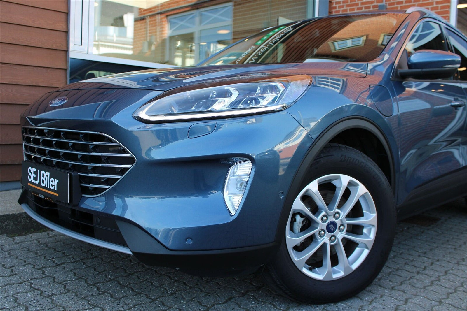 Blå Ford Kuga fra 2023
