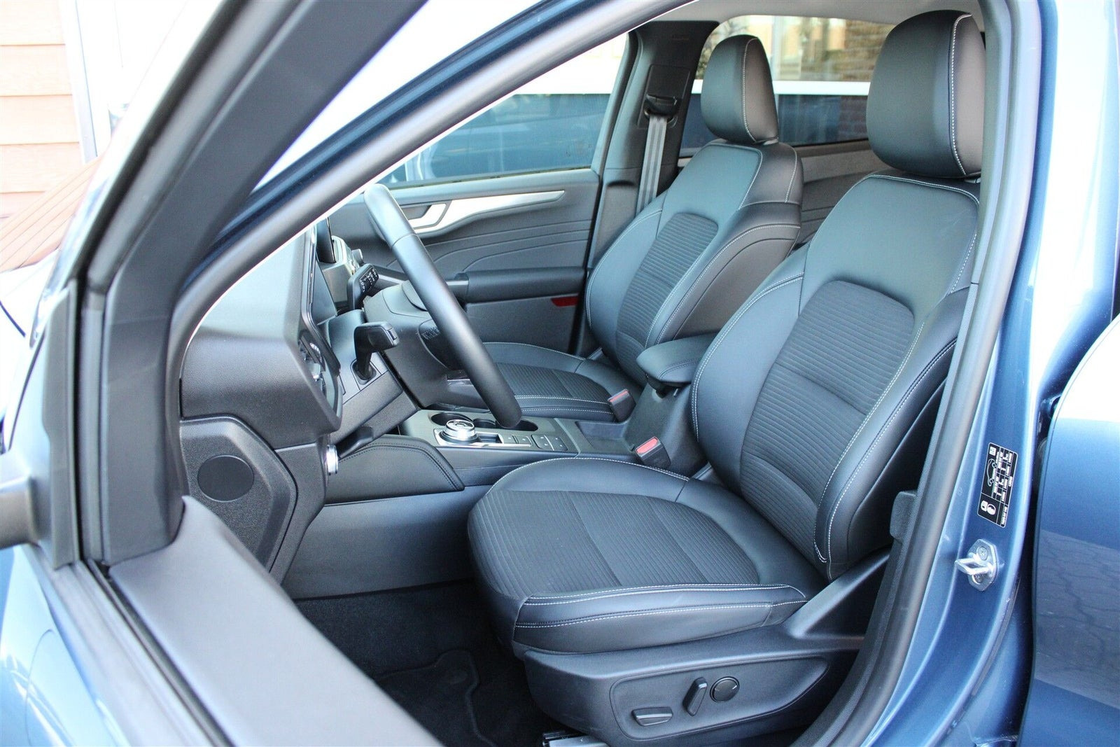 Blå Ford Kuga fra 2023