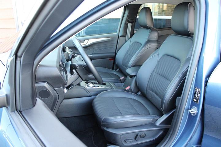 Blå Ford Kuga fra 2023