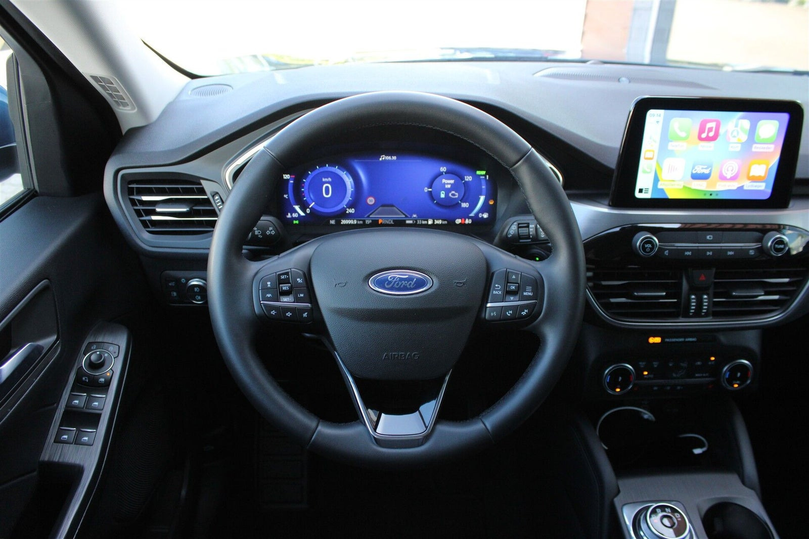 Blå Ford Kuga fra 2023