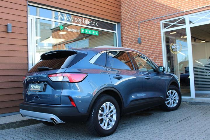 Blå Ford Kuga fra 2023