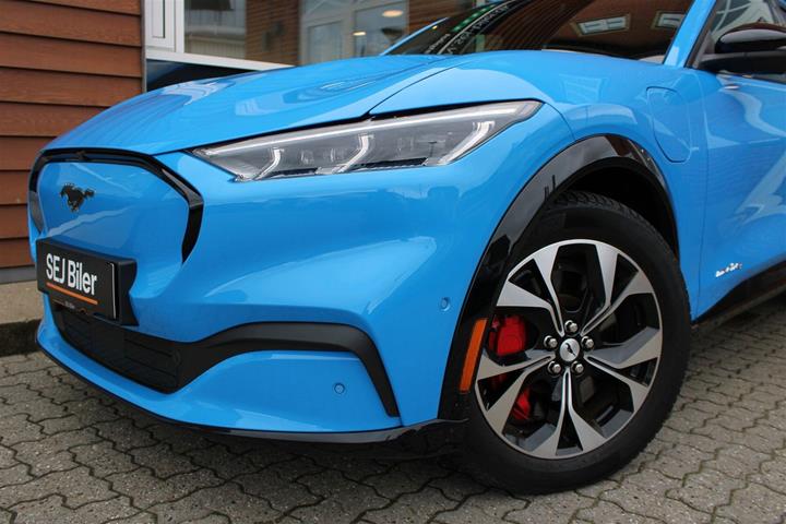 Blå Ford Mustang Mach-E fra 2023
