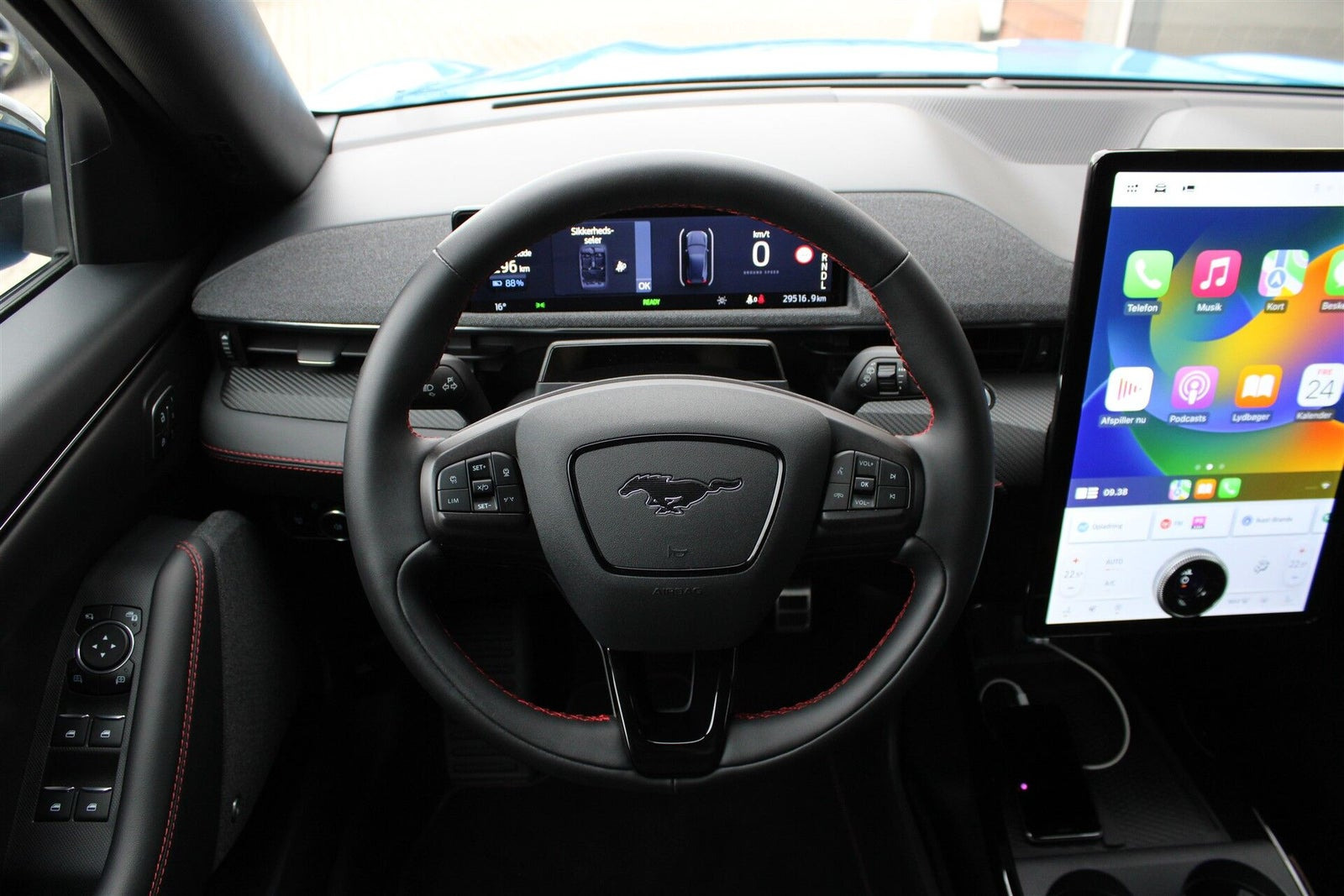 Blå Ford Mustang Mach-E fra 2023