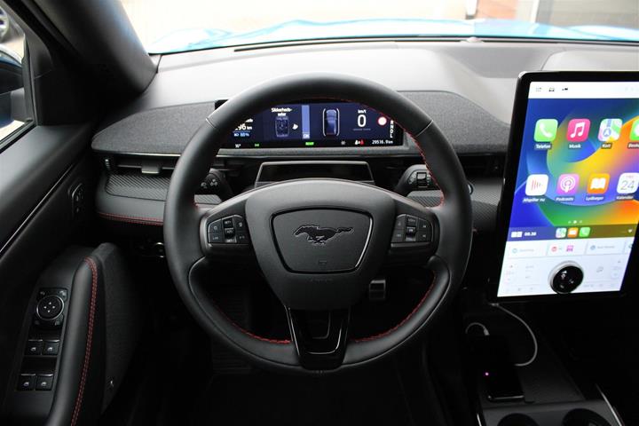 Blå Ford Mustang Mach-E fra 2023
