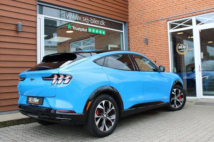 Blå Ford Mustang Mach-E fra 2023