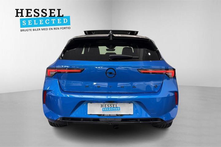 Blå Opel Astra-e fra 2024