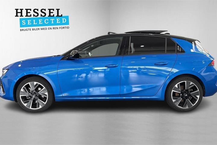 Blå Opel Astra-e fra 2024