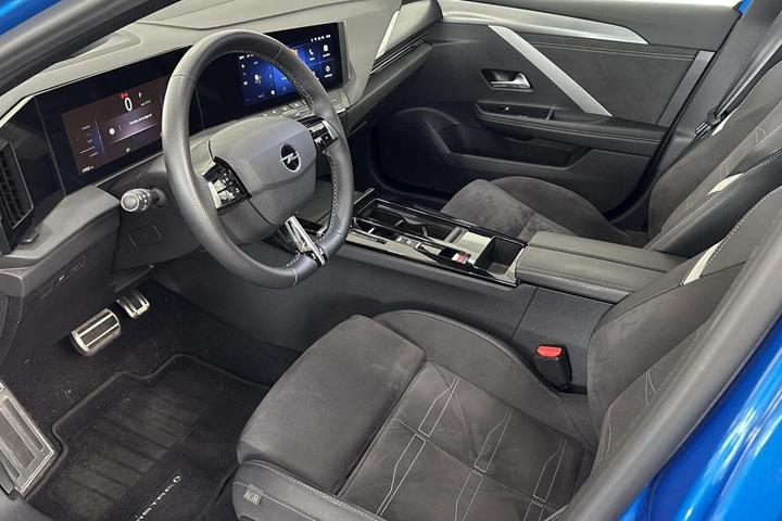 Blå Opel Astra-e fra 2024