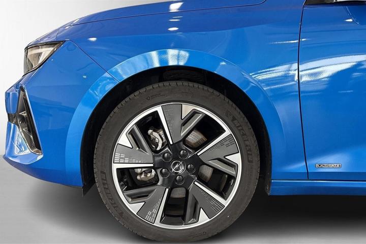 Blå Opel Astra-e fra 2024
