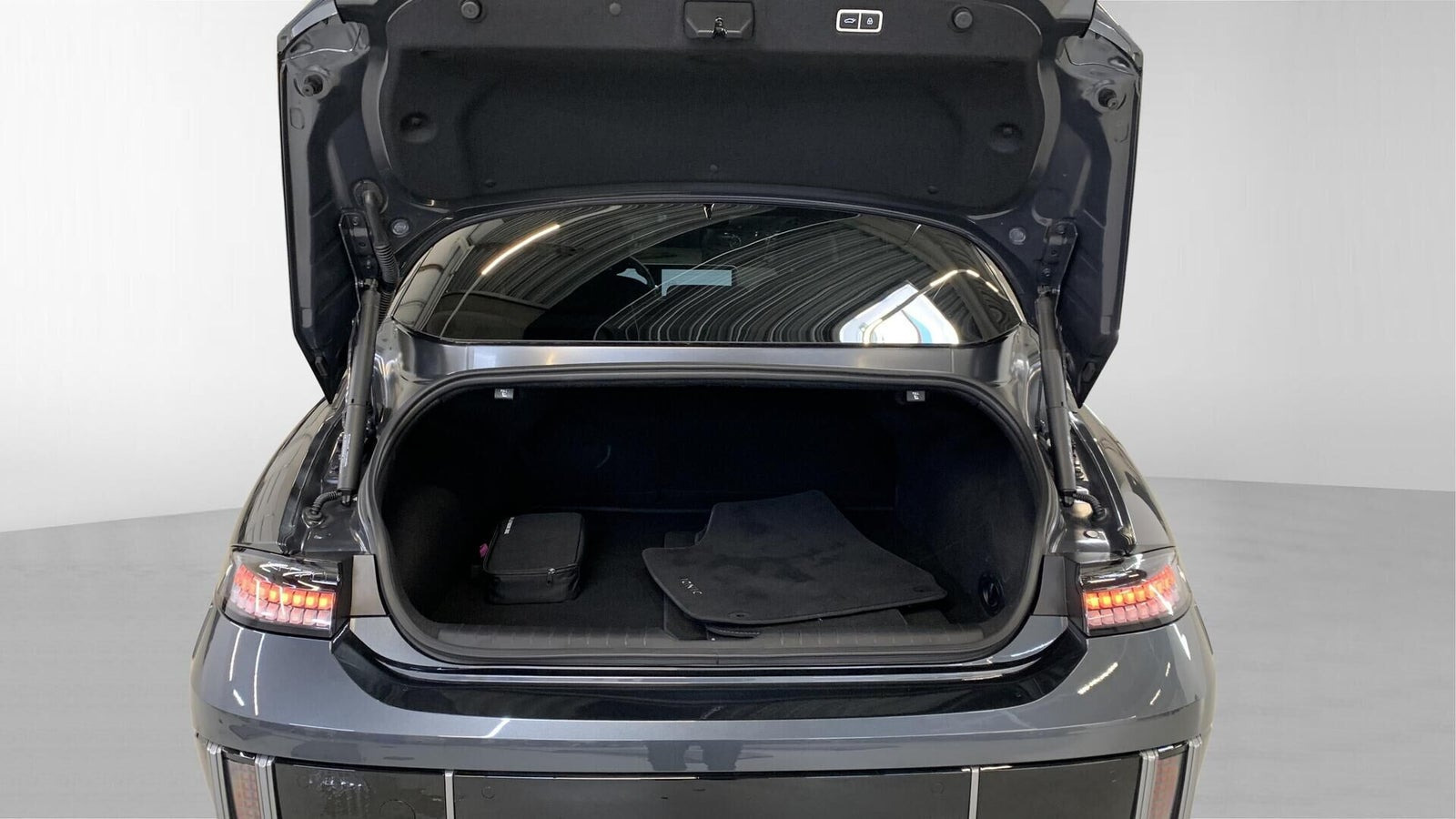 Grå Hyundai Ioniq 6 fra 2023