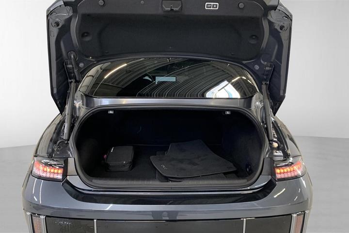 Grå Hyundai Ioniq 6 fra 2023