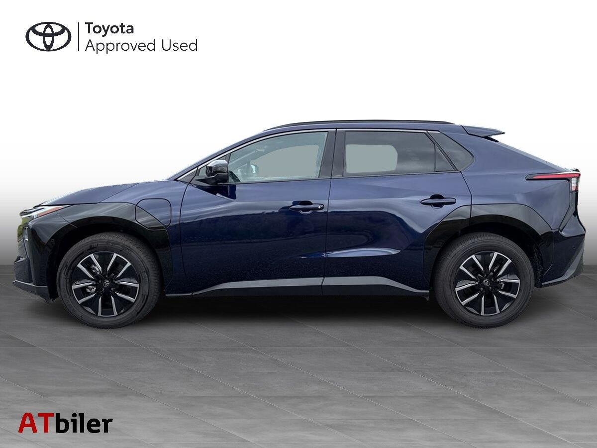 Blå Toyota BZ4X fra 2025