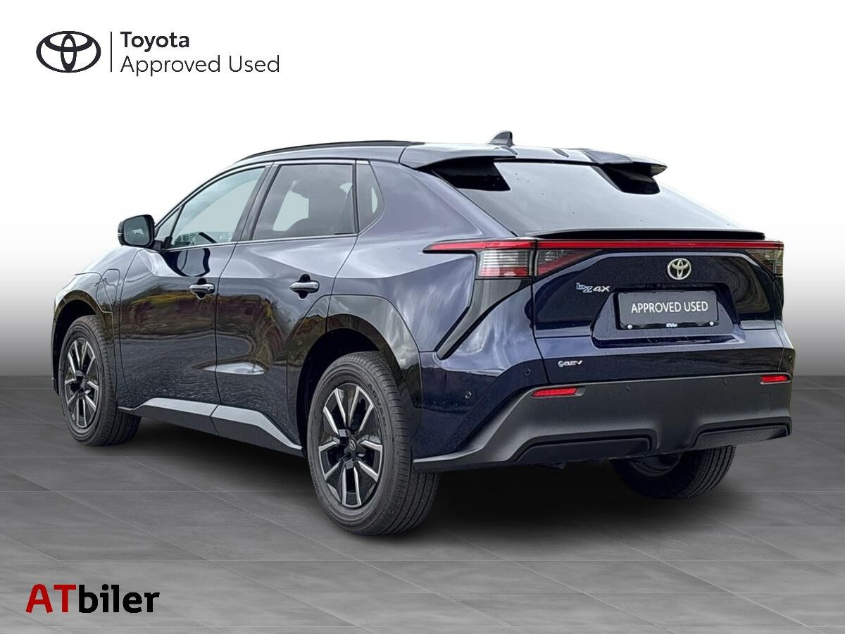 Blå Toyota BZ4X fra 2025