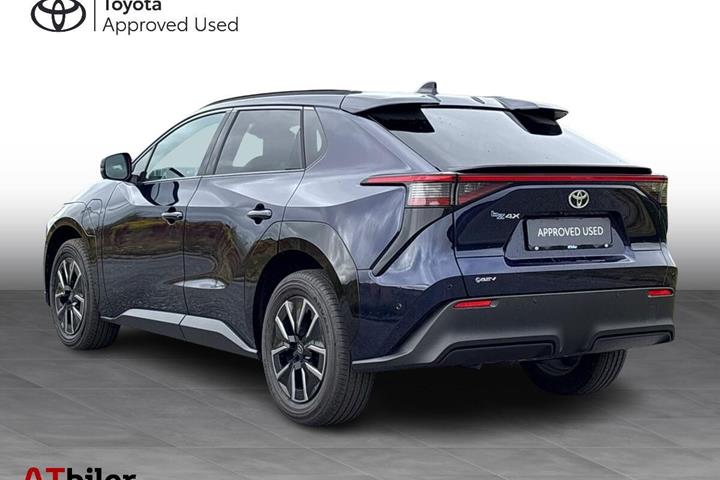 Blå Toyota BZ4X fra 2025