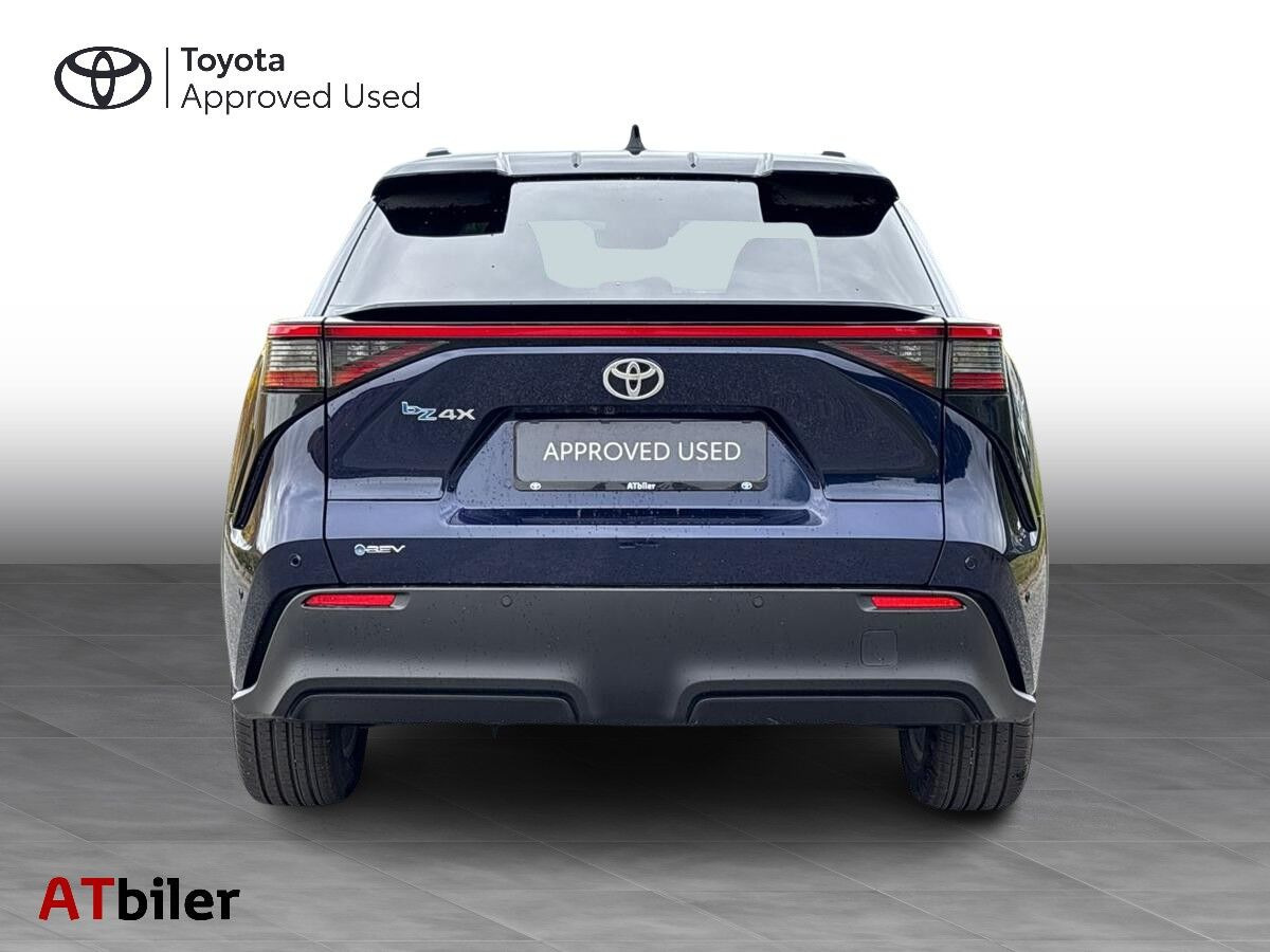Blå Toyota BZ4X fra 2025