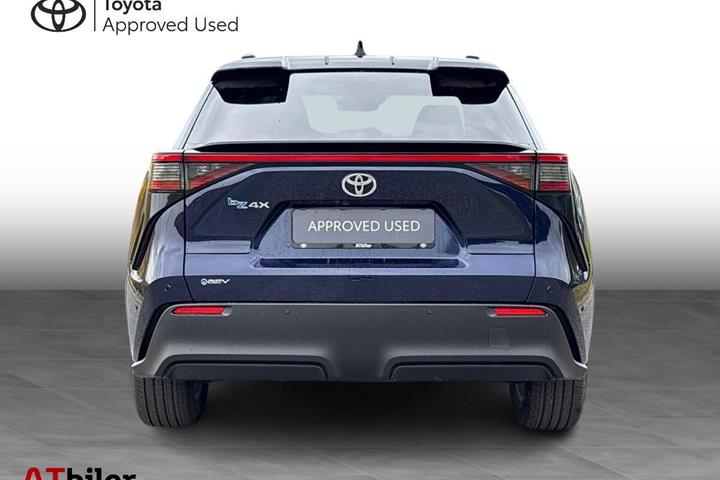 Blå Toyota BZ4X fra 2025