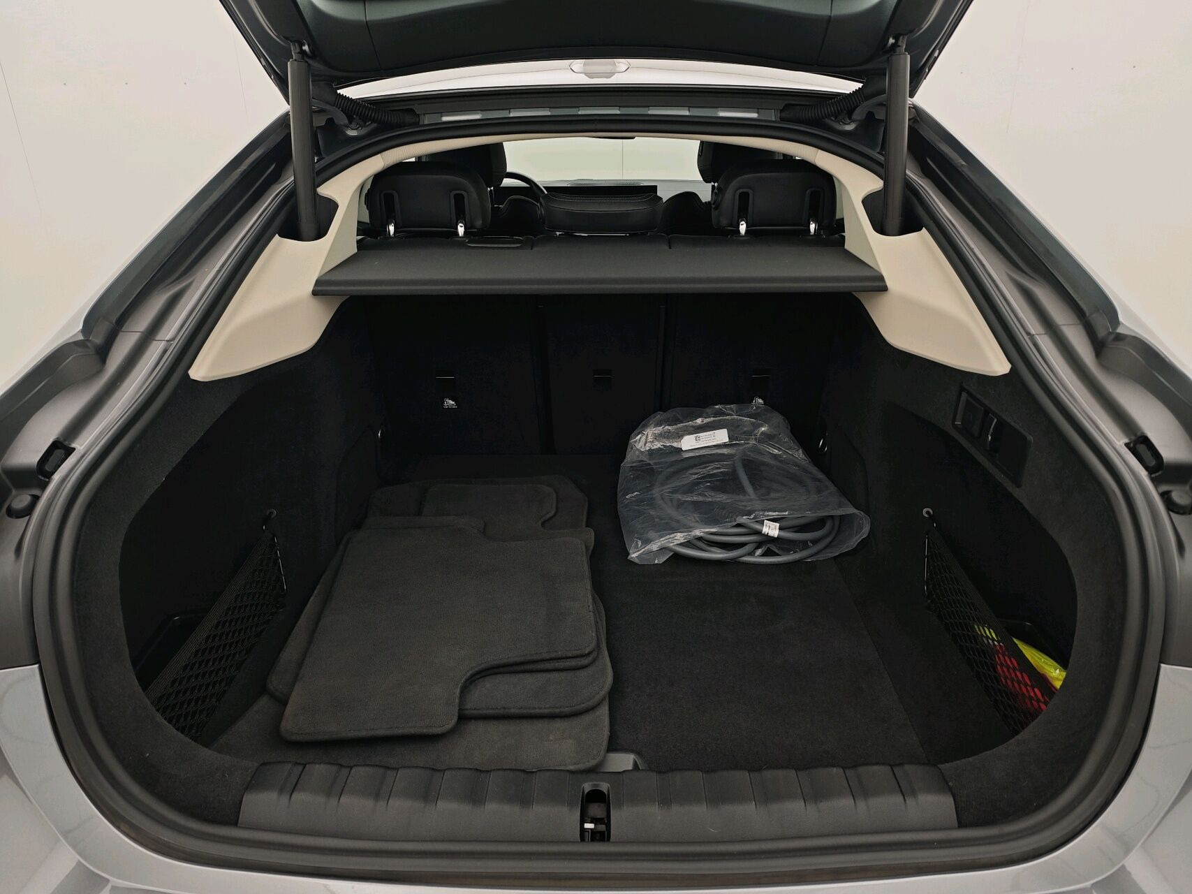 Grå BMW i4 fra 2023