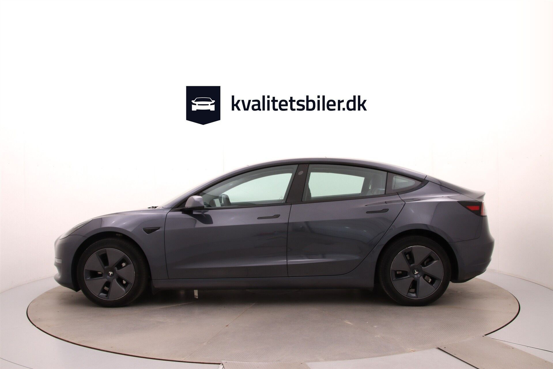Grå Tesla Model 3 fra 2023